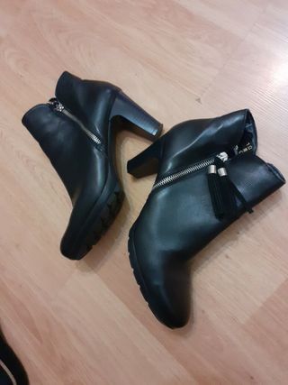 Botines piel Zankos de segunda mano por 14 EUR en Villanueva del Pardillo  en WALLAPOP