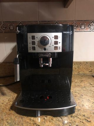 Cafetera DeLonghi Magnífica S de segunda mano por 200 EUR en Molina de  Segura en WALLAPOP