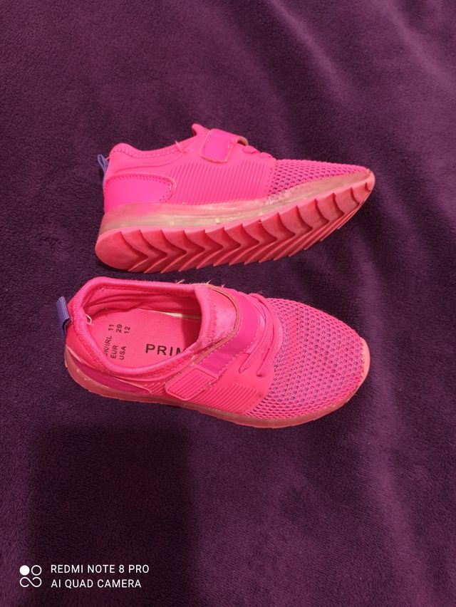 deportivas rosas con luces, talla 29