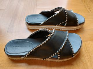 Sandalia plana negra ZARA n°38 de segunda mano por 22 EUR en Burgos en  WALLAPOP