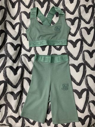 Conjunto sik silk mujer de segunda mano por 30 EUR en Molina de Segura en  WALLAPOP