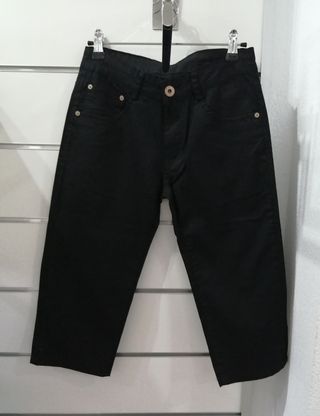 Pantalón vaquero negro pirata de señora talla 40 de segunda mano por 3 EUR  en Las Cabezas de San Juan en WALLAPOP