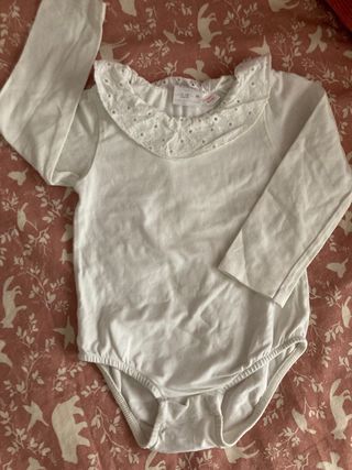 Body Zara bebe niña cuello bordeado blanco de segunda mano por 4 EUR en  Madrid en WALLAPOP