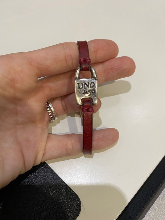 Pulsera cuero y plata Uno de 50.