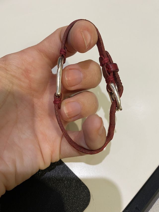 Pulsera cuero y plata Uno de 50.