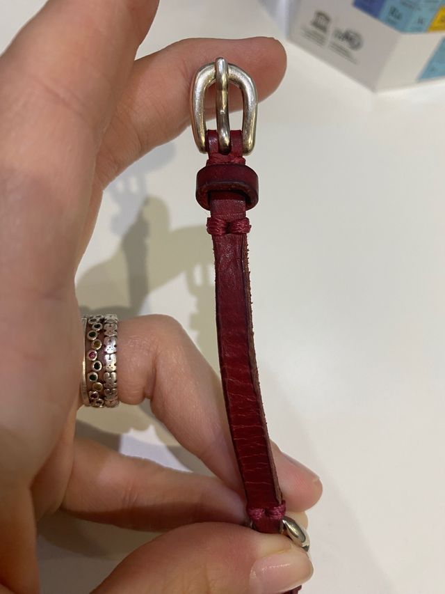 Pulsera cuero y plata Uno de 50.