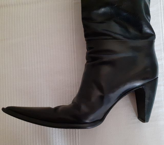 Botas altas de piel negra marca William
