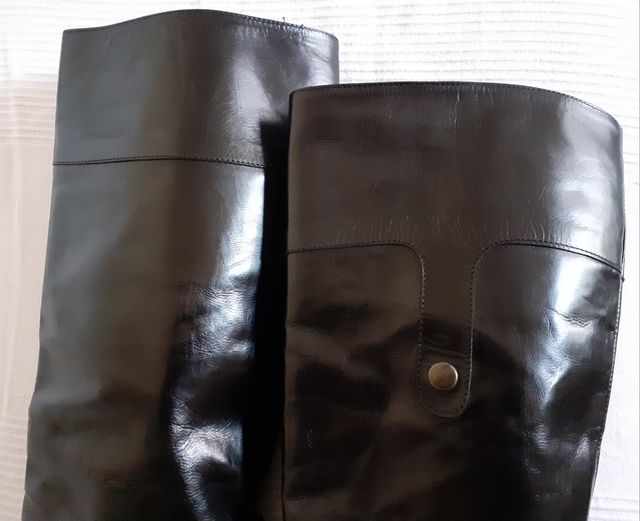 Botas altas de piel negra marca William