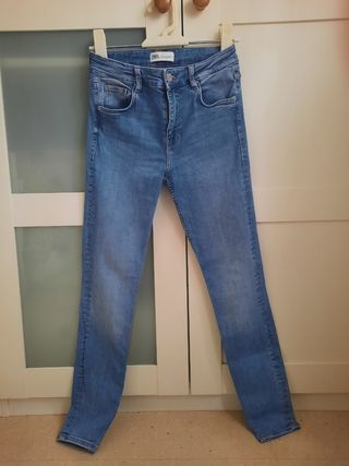 Pantalones tejanos mujer Zara de segunda mano por 8 EUR en Gavà en WALLAPOP