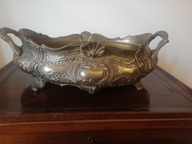 Antigua jardinera de bronce