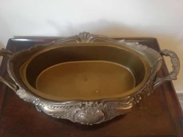 Antigua jardinera de bronce