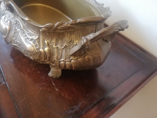 Antigua jardinera de bronce