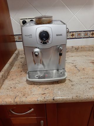 Cafetera con molinillo de cafe de segunda mano por 60 EUR en Castalla en  WALLAPOP