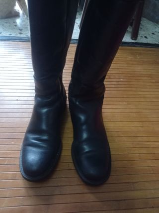 Botas altas negras piel planas 38 de segunda mano por 25 EUR en Hostalric  en WALLAPOP