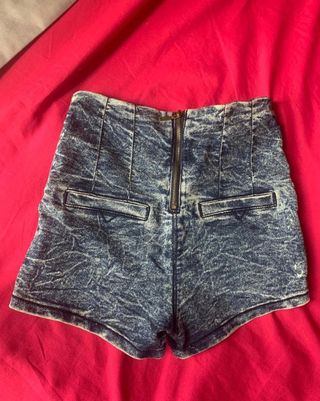 Short pantalón corto Bershka de segunda mano por 10 EUR en Pravia en  WALLAPOP