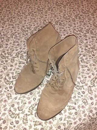 Botines camel Amichi cordones de segunda mano por 6 EUR en Badajoz en  WALLAPOP