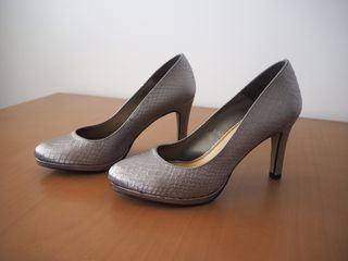 Tacones plata de MaryPaz de segunda mano por 10 EUR en Huesca en WALLAPOP