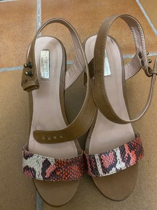 Sandalias de tacón ancho de segunda mano por 8 EUR en Badajoz en WALLAPOP