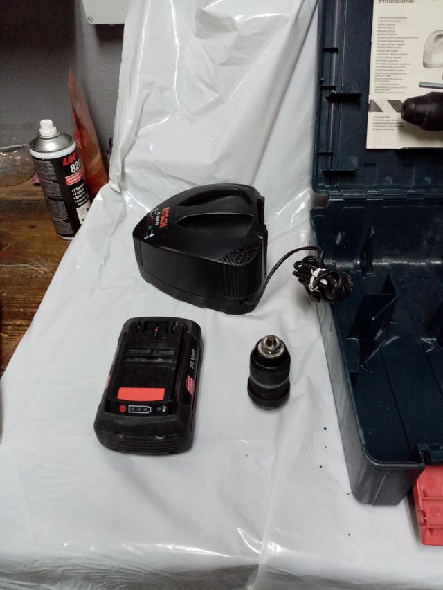 Taladro martillo percutor BOSCH  Batería.