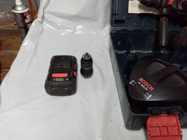 Taladro martillo percutor BOSCH  Batería.