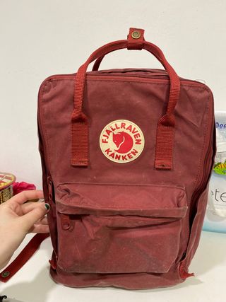 Mochila Grande granate Fjallraven Kanken de segunda mano por 50 EUR en  Barcelona en WALLAPOP