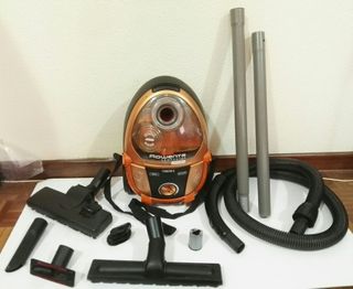 Aspiradora sin bolsa Rowenta 1900W. Mas un regalo? de segunda mano por 50  EUR en Madrid en WALLAPOP