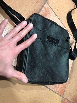 Mariconera Guess de segunda mano por 35 EUR en Ogíjares en WALLAPOP