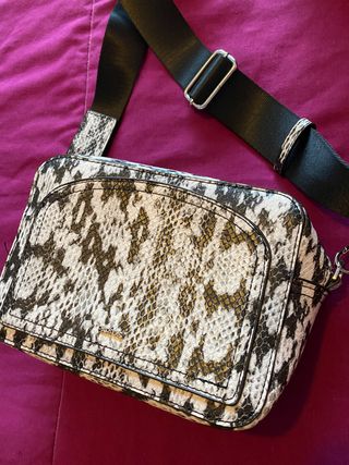 Bolso bandolera parfois piel de serpiente de segunda mano por 10 EUR en  Murcia en WALLAPOP