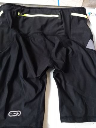 Pantalones Decathlon cortos de segunda mano por 7 EUR en Colmenar Viejo en  WALLAPOP