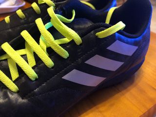 Zapatillas fútbol adidas multitaco talla 42 de segunda mano por 35 EUR en  Sevilla en WALLAPOP