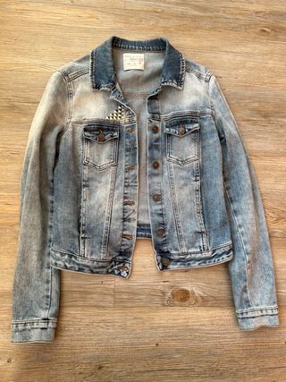Chaqueta tejana Zara Denim tachuelas de segunda mano por 15 EUR en  Barcelona en WALLAPOP