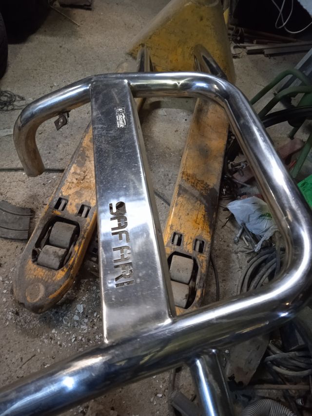 DEFENSA CROMADA DE UN TODOTERRENO