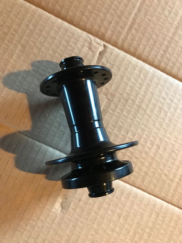 Buje delantero 28 radios 12x100