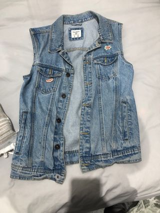 Chaleco vaquero pull bear de segunda mano por 15 EUR en Novelda en WALLAPOP