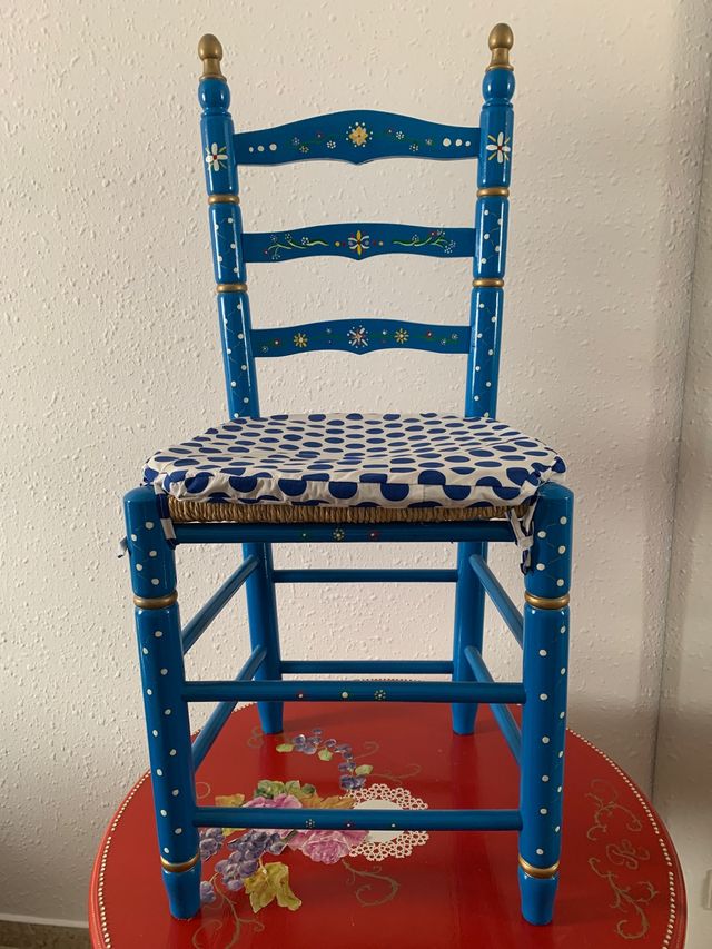 Lote tres sillas Nuevas+Cojines + mesa redonda