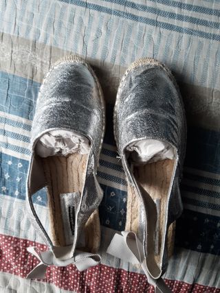 Sandalias suela esparto Stradivarius. 39 de segunda mano por 5 EUR en  Sanlúcar de Barrameda en WALLAPOP