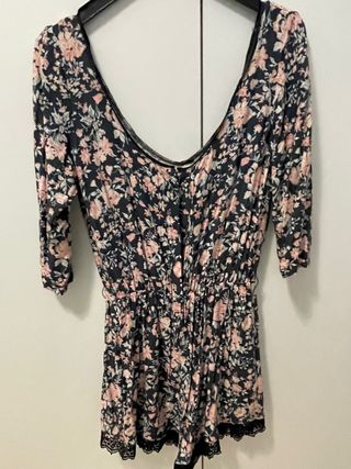 Mono flores Stradivarius talla M de segunda mano por 6 EUR en Algeciras en  WALLAPOP