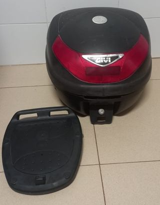 COFRE MOTO GIVI de segunda mano por 39 EUR en El Tosalet en WALLAPOP