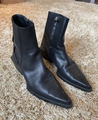 Botines piel negro Zara de segunda mano por 35 EUR en Perillo en WALLAPOP