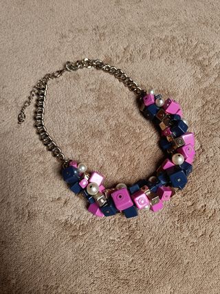 Collar cuadraditos y perlas Stradivarius de segunda mano por 3 EUR en  Torrelavega en WALLAPOP