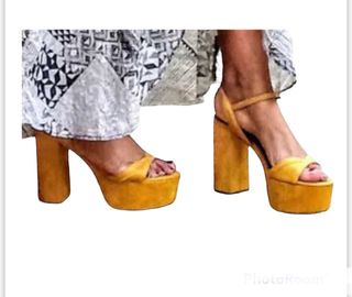 Sandalias mostaza a de Zara de segunda mano por 10 EUR en Barcelona en  WALLAPOP
