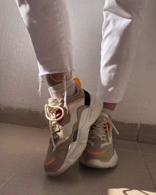 Zapatillas colorines Stradivarius de segunda mano por 15 EUR en Jaén en  WALLAPOP