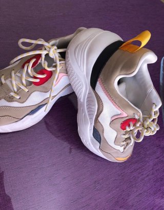 Zapatillas colorines Stradivarius de segunda mano por 15 EUR en Jaén en  WALLAPOP