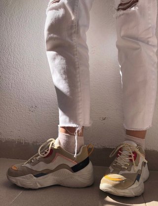 Zapatillas colorines Stradivarius de segunda mano por 15 EUR en Jaén en  WALLAPOP