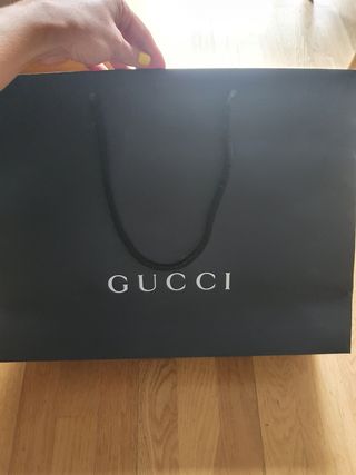 Bolsa de papel Gucci de segunda mano por 10 EUR en Madrid en WALLAPOP