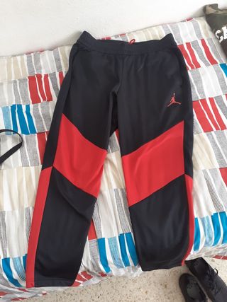 Pantalon jordan rojo negro de segunda mano por 20 EUR en Santa Cruz de  Tenerife en WALLAPOP