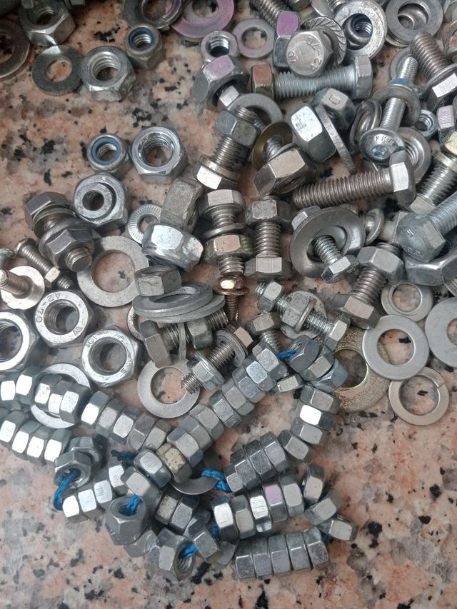 TUERCAS Y TORNILLOS