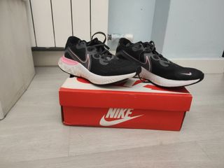 Bambas Nike negras i rosas de segunda mano por 10 EUR en Figueres en  WALLAPOP