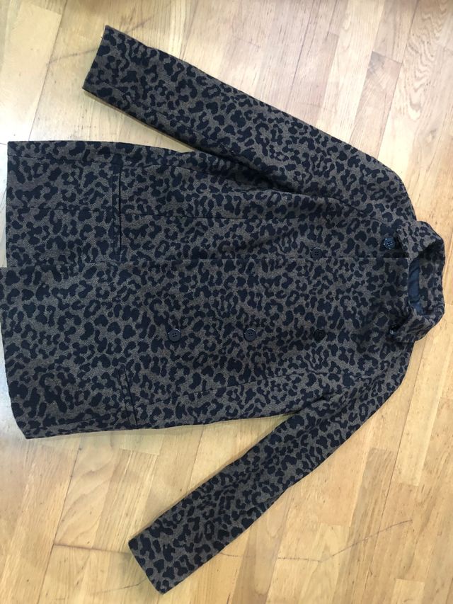 Abrigo negro estampado leopardo