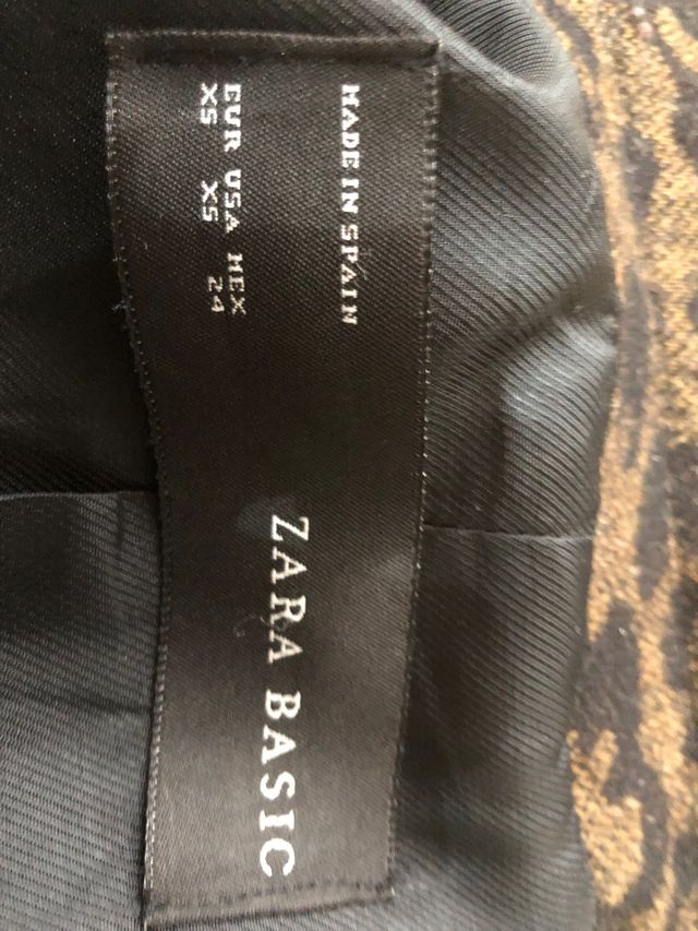 Abrigo negro estampado leopardo